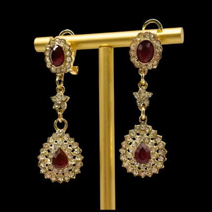 Boucles d’oreilles dorées Séréna avec pierre rouge grenat – mariage caftan soirée