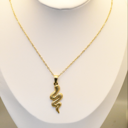 Collier serpent doré en acier inoxydable porté – Mitsury