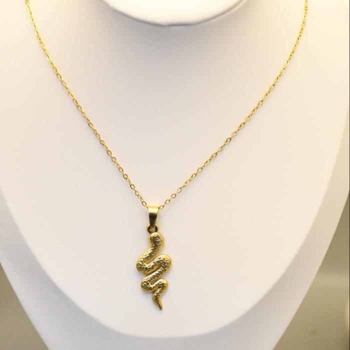 Collier serpent doré en acier inoxydable porté – Mitsury
