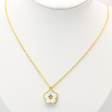 Collier fleur nacrée doré Sylana porté – Mitsury