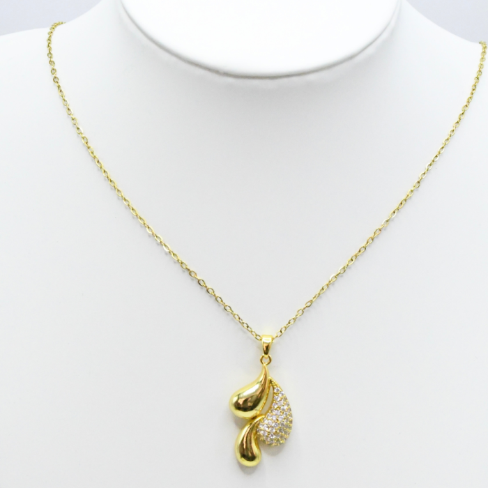 Collier goutte doré en acier inoxydable porté – Mitsury