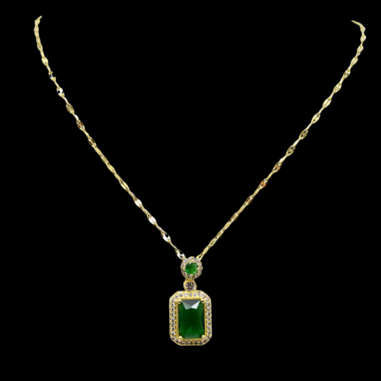 collier vert doré avec pendentif vert rectangulaire