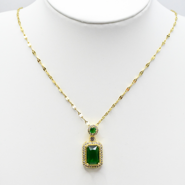 collier vert doré avec pendentif vert rectangulaire