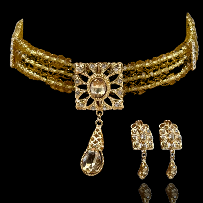 Ras du cou doré mariage Zarelia : perles dorées et pendentif cristal clair. Un bijou lumineux pour sublimer vos cérémonies.
