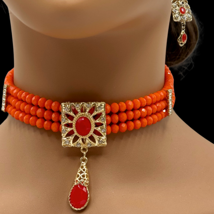 Ras du cou Alnarya perlé rouge avec pendentif doré et boucles assorties – Mitsury