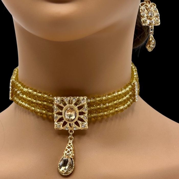 Zarelia illumine vos tenues avec ses perles dorées et son pendentif cristal clair. Un choix parfait pour mariage ou soirée.