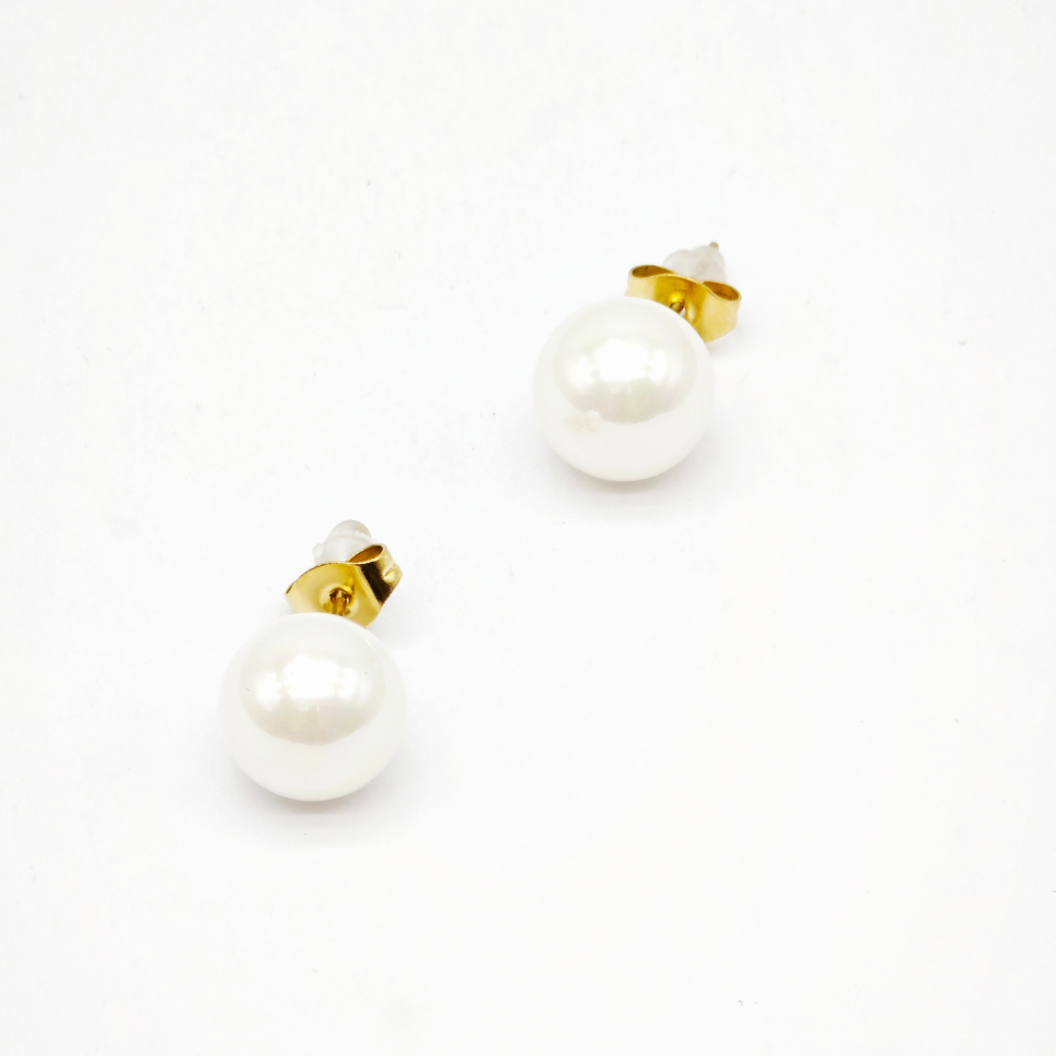 Boucles d’oreilles perle blanche, base dorée, vue détaillée Boucles d’oreilles perle blanche, base dorée, vue détaillée